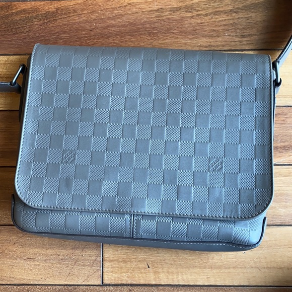 Louis Vuitton grey leather messenger bag - Picture 3 of 16